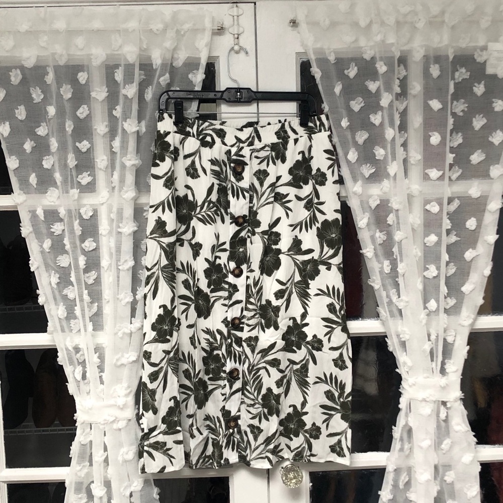 Apt 9 skirt.         NWT